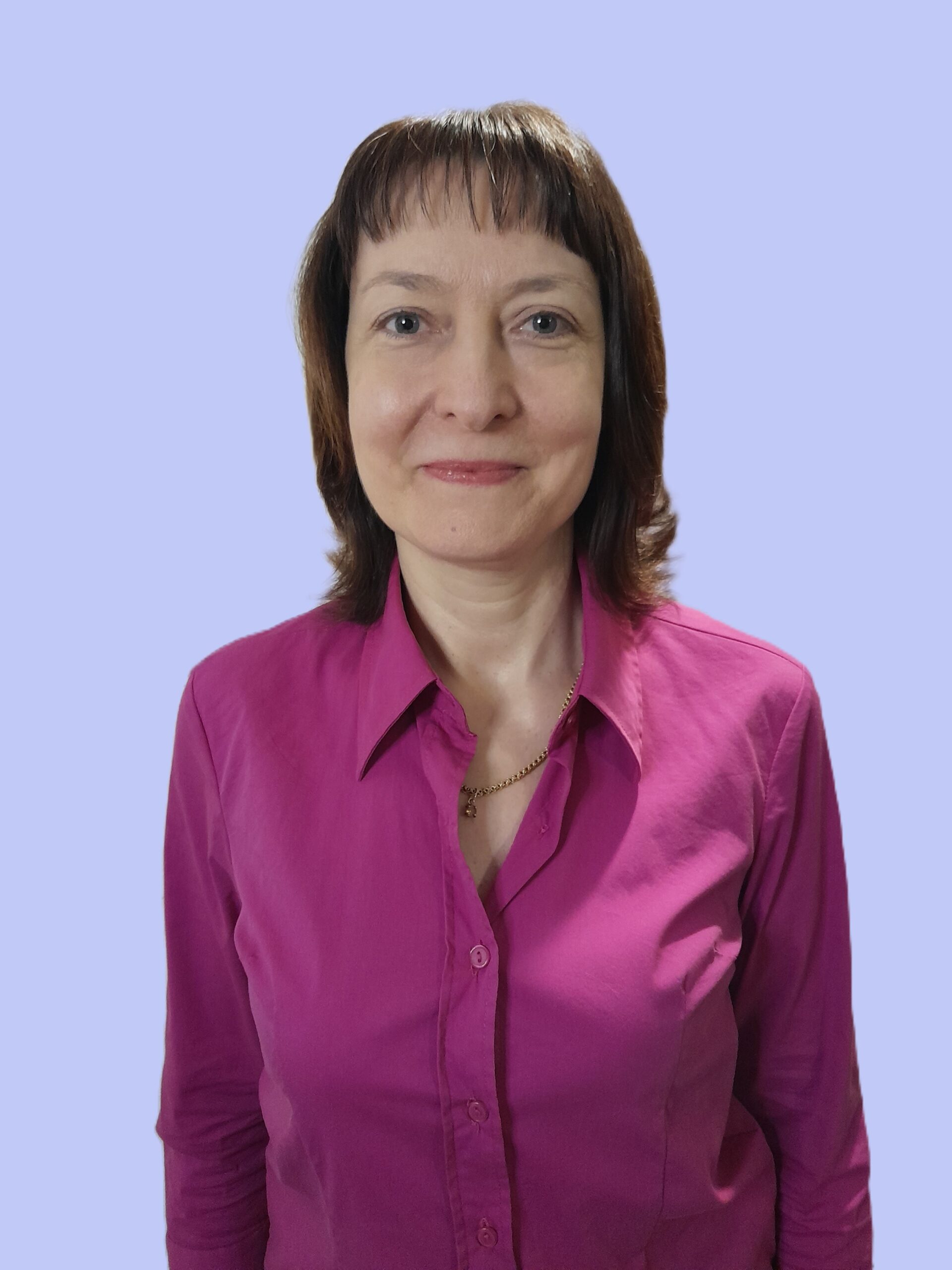 Dr. Rusvai Beáta mosolyogva, nyugodt és barátságos megjelenéssel – a tudatos, kiegyensúlyozott életmód támogatója.
