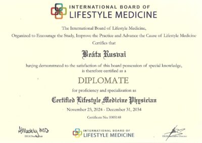 Dr. Rusvai Beáta okleveles életmódorvos bemutatja IBLM diplomáját, amely a tudományos bizonyítékokon alapuló életmódorvoslásban szerzett szakértelmét igazolja, kiemelve a holisztikus, személyre szabott tanácsadás hitelességét.